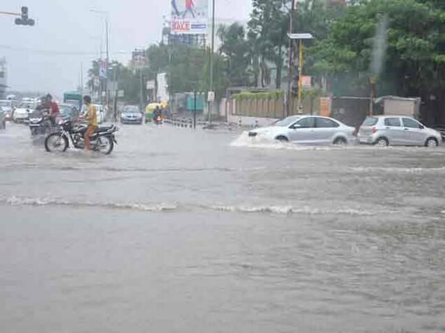 बारिश में डूबा इंदौर, आईआईएम की दीवार गिरने से महिला की मौत indore rain