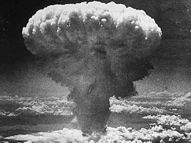 जापान: 70 साल पहले आज के ही दिन 8:15 बजे तबाह हुआ था हिरोशिमा Japan_70th_anniversary_Hiroshima_atomic_bombing