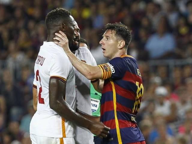 ...और जब मैच के दौरान मेसी ने खिलाड़ी को मारा सिर और पकड़ लिया गला! Messi _