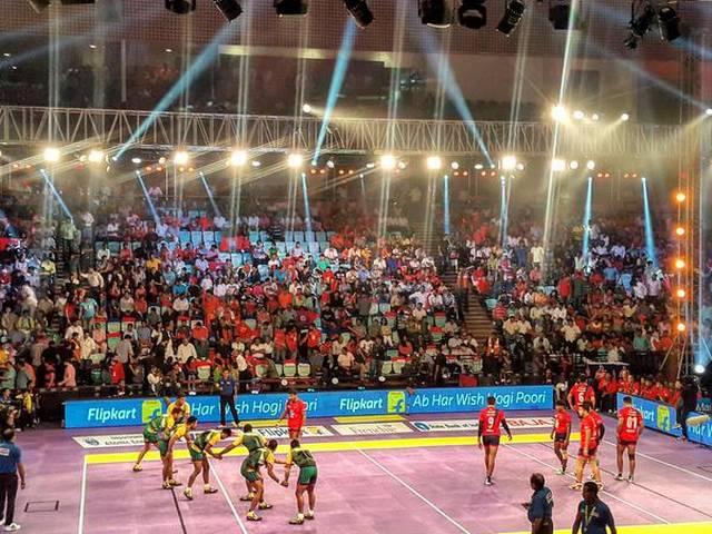 प्रो कबड्डीः बंगाल वारियर्स को हराकर यू मुंबा टॉप पर u muba beat bengal