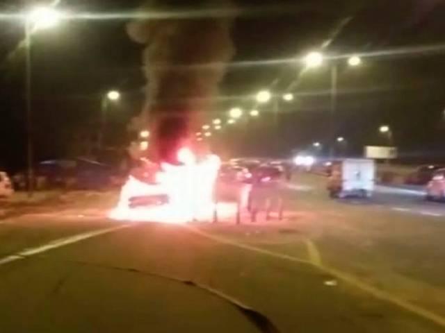 दिल्ली में 'द बर्निंग कार', हादसे में कोई हताहत नहीं DELHI_FIRE