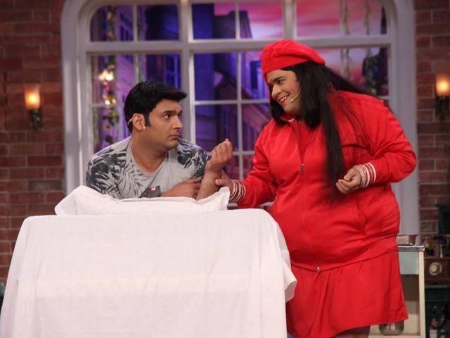 राधे मां बनीं पलक ने लाल स्कर्ट पहन कपिल को रिझाया! Comedy nights with Kapil