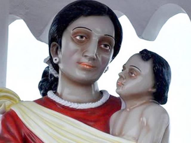 18 साल में 13 बेटियां, पिता को है अब भी दूसरे बेटे की उम्मीद! father firm on having second son