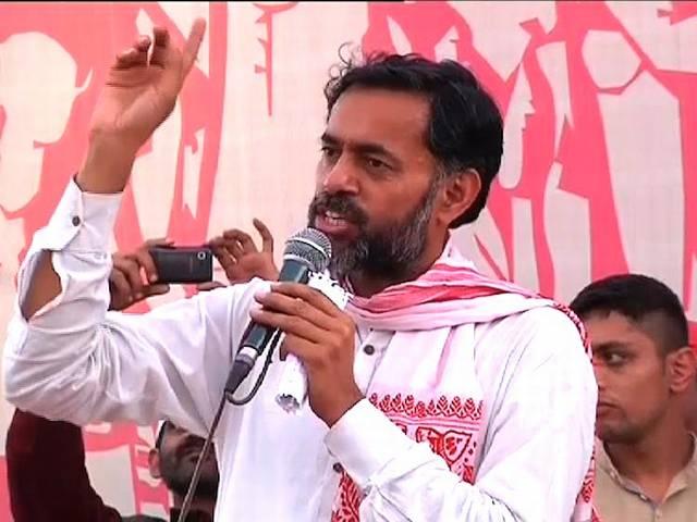 किसान स्मारक के लिए धरना दे रहे योगेंद्र यादव को दिल्ली पुलिस ने घसीटा yogendra yadav