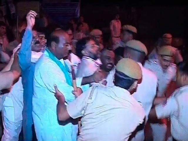 दिल्ली: योगेंद्र यादव के समर्थकों ने थाने से संजय सिंह को धक्का देकर और जूते दिखाकर भगाया AAP leader Sanjay Singh arrives to meet Yogendra Yadav outside Police station,faces protests from Yadav supporters