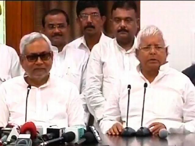 एक साथ नीतीश-लालू बोले- JDU-RJD सौ-सौ पर लड़ेगी, कांग्रेस को 40 सीटें Lalu and Nitish Kumar announced seat sharing