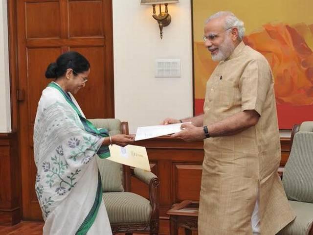 ममता ने पीएम से मांगा 21 हजार करोड़ का पैकेज़ MAMATA BANERJEE MEETS PM NARENDRA MODI