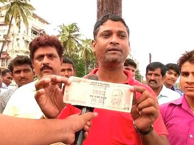 मुंबई के समंदर में मिले लाखों के नोट! money from sea mumbai