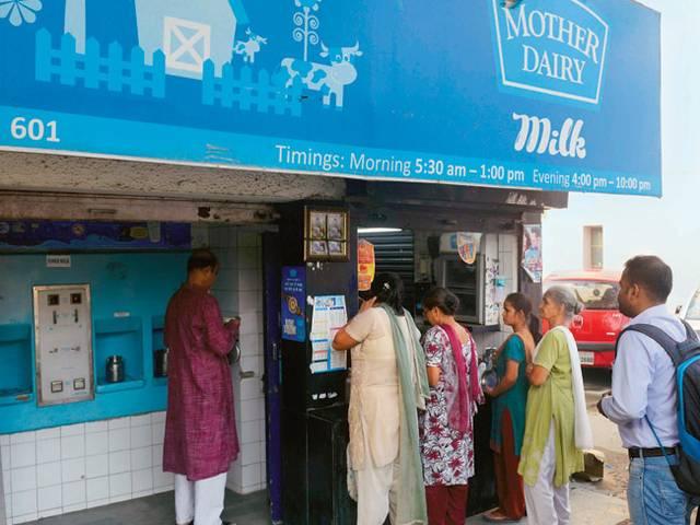 टेस्ट में फेल हुआ मदर डेयरी का दूध, मिला डिटर्जेंट, चर्बी Detergent, frozen fat found in Mother Dairy milk: FDA