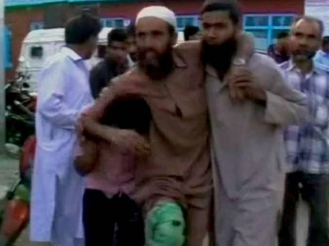 कश्मीर: शोपियां की जामा मस्जिद में ऐन सुबह की नमाज़ के दौरान हमला, 10 जख्मी Kashmir: Two grenade explosions in Shopian, 10 injured
