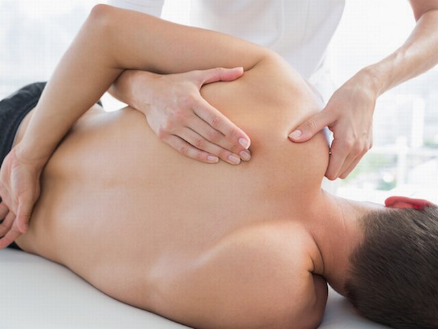 इन 7 नुस्खों को अपनाकर चुटकियों में दूर कर सकते हैं कंधे का दर्द 7 Tips for Treating Shoulder Pain