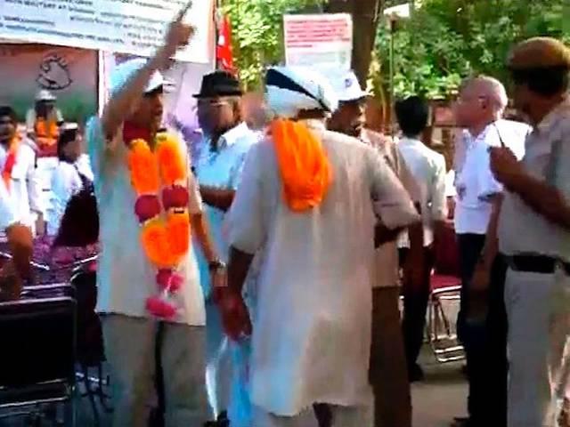 जंतर-मंतर पर पूर्व सैनिकों को समर्थन देने पहुंचे राहुल के खिलाफ वापस जाओ के नारे लगे Ex-servicemen demanding One Rank One Pension forcibly evicted from Jantar Mantar