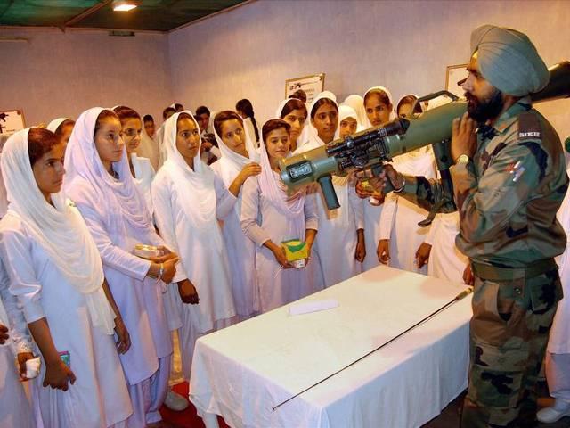 पीएम की अपील पर शुरू हुआ 'सेना को जानो' Army_Weapons_Exhibition