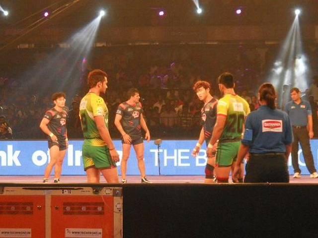 प्रो कबड्डीः बंगाल को हराकर पटना प्लेऑफ की दौड़ में बरकरार pro kabaddi