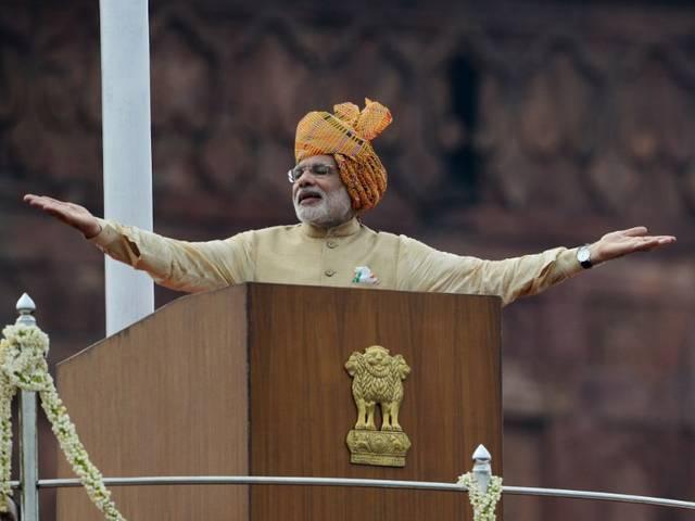 लाल किले पर पीएम कर रहे थे स्वच्छता की बात और मेहमान फैला रहे थे गंदगी Litter at I-Day function venue leaves many guests disappointed