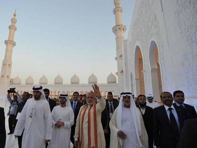 टोपी पहनने से इनकार करने वाले मोदी के मस्जिद दौरे पर उठे सवाल pm_modi_masjid visit raises many questions