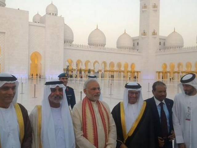 पीएम मोदी के मस्जिद जाने पर राजनीति क्यों? PM narendra modi visit to UAE grand mosque