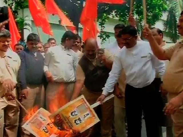 तहलका में छपे ठाकरे पर लेख को लेकर शिवसेना कार्यकर्ताओं का जबरदस्त प्रदर्शन shivsena’s huge protest for tahalka article