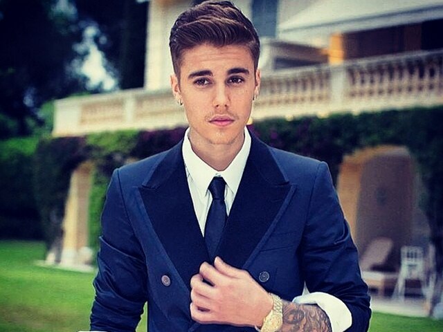 समुद्र में न्यूड कूदे बीबर, छोटे बच्चे ने की मदद Justin Bieber