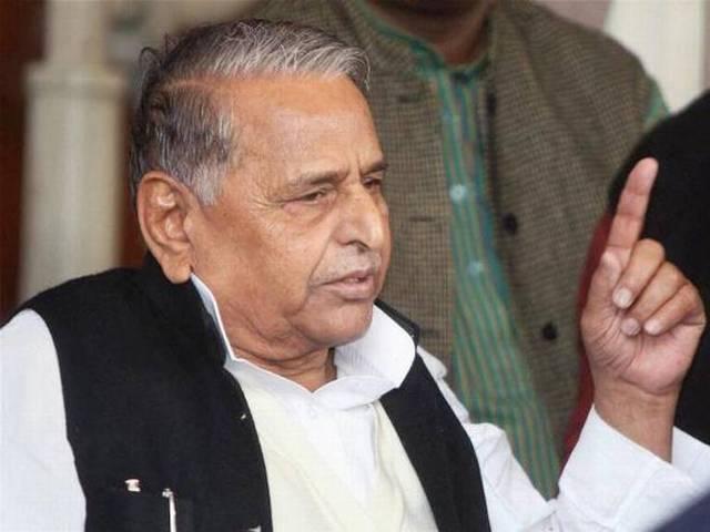 मुलायम का विवादास्पद बयान, कहा- एक साथ 4 पुरुष नहीं कर सकते रेप Controversial statements by Mulayam Singh Yadav on rape again