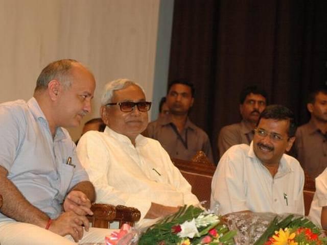 एक मंच से नीतीश और केजरीवाल ने किया मोदी पर हमला nitish kejriwal attacks modi