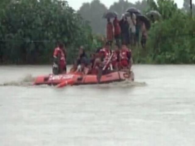 असम: बारिश ने बढ़ाई बाढ़ की मुसीबत, 6 लाख लोग प्रभावित Assam flood: Eight persons killed, over six lakh affected