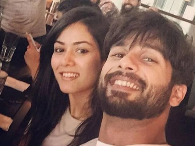 हनीमून के लिए लंदन गए शाहिद-मीरा ने फैंस के लिए शेयर की सेल्फी Shahid Kapoor Shares Selfie With Mira Rajput En Route to Their Honeymoon