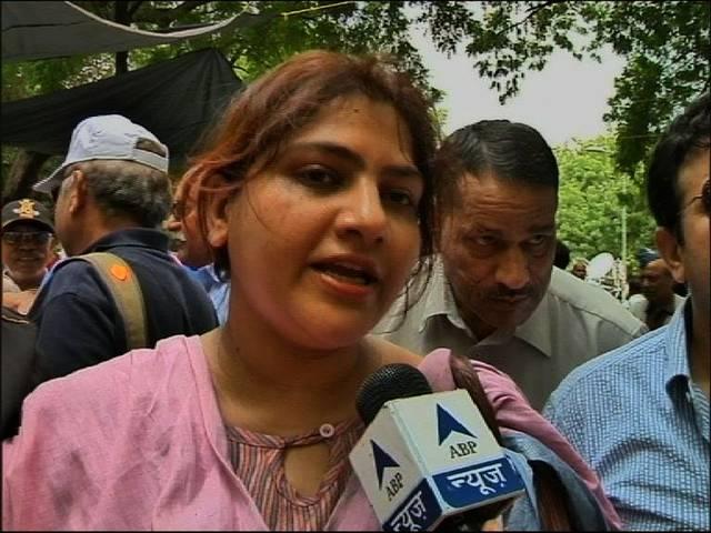 अब पूर्व सैनिकों के लड़ाई में उतरीं मोदी के मंत्री जनरल वीके सिंह की बेटी General VK Singh’s daughter Mrinalini Singh joins army men protesting for OROP