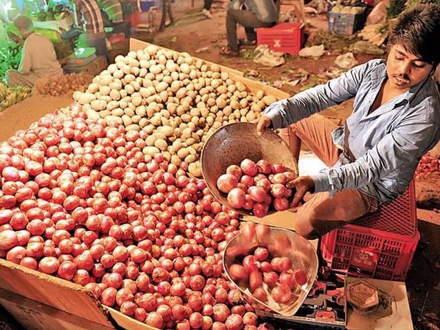 प्याज पर तिलमिलाई शिवसेना, दाल से लेकर डॉलर तक के लिए मोदी सरकार को जमकर घेरा Shivsena wrote about Onion in Samna