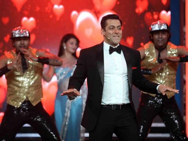 BIGG BOSS 9: दोगुनी फीस के साथ सलमान करेंगे शो में वापसी? Salman Khan to be paid double for Bigg Boss?