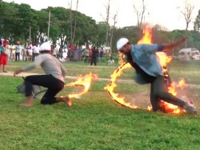 स्टंट की आग में फंसे अभिनेता अक्षय कुमार akshay kumar stuck in fire during stunt