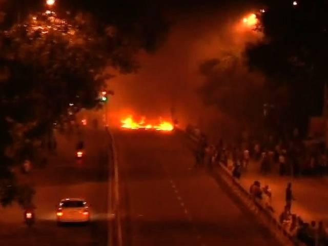 आरक्षण की आग में दहका गुजरात, फिर भड़की हिंसा Curfew in Gujarat towns after arrest of Patel leader sparks violence