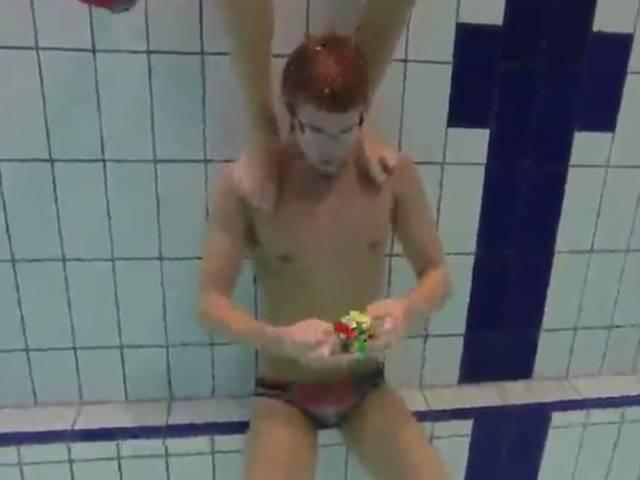 VIRAL VIDEO: पानी के अंदर एक सांस में सेट किए तीन रुबिक क्यूब Man solves three Rubik’s Cubes underwater in one breath