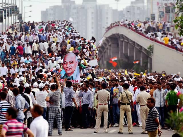 संभल रहे हैं गुजरात के हालात तीन इलाकों से हट गया है कफ्र्यू situation of gujrat is under controled