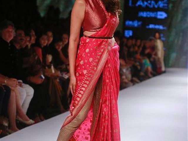 लैक्मे फैशन वीक: बॉलीवुड और बनारसी बुनकरों की व्यथा Ritu Kumar during the Lakme Fashion Week in Mumbai