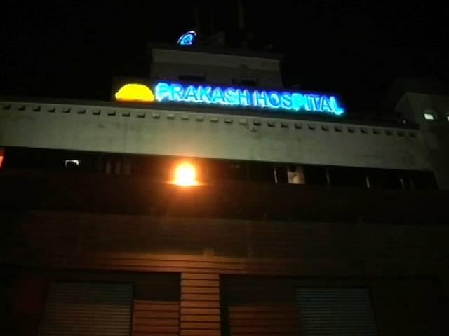 नोएडा में हरियाणा के पुलिस अफसर के दो बेटों पर फायरिंग, एक की मौत noida_shootout_in_car