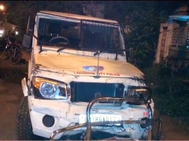 गुजरात: पुलिस की बेकाबू जीप ने 5 लोगों को कुचला, 1 महिला की मौत, 4 घायल vadodra_accident