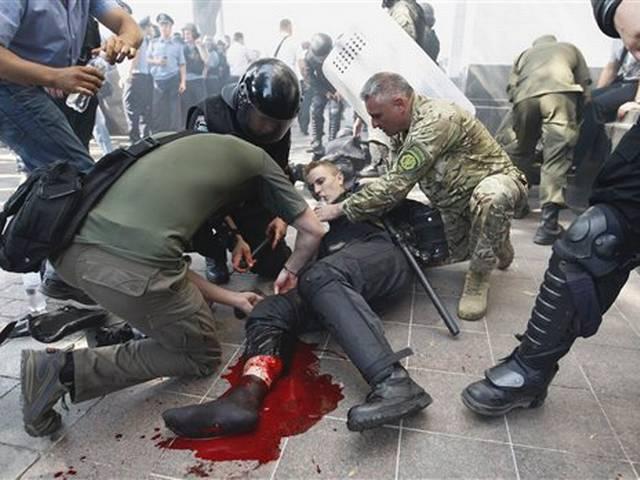 यूक्रेन की संसद के बाहर हिंसक झड़प, 100 पुलिसकर्मी घायल Ukraine crisis: Deadly anti-autonomy protest outside parliament
