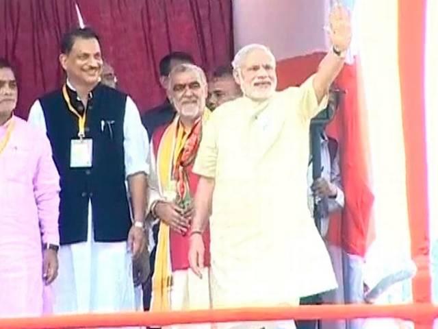 मोदी का एलान, 1.65 लाख करोड़ के अलावा बिहार को मिलेंगे 3.74 लाख करोड़ PM Modi in parivartan rally at Bhagalpur