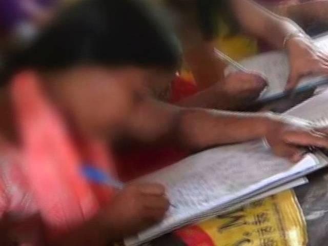 बिहार: ग्रेजुएशन परीक्षा में धड़ल्ले से हो रही नकल bihar graduation exam cheating
