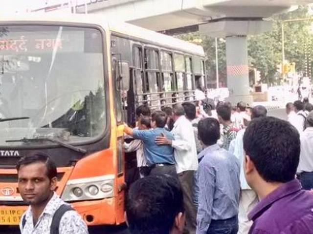 LIVE : बंद के दौरान पं. बंगाल में हिंसा, देशभर में ट्रेनें रुकीं, बैंक प्रभावित Ten central trade unions to go on strike
