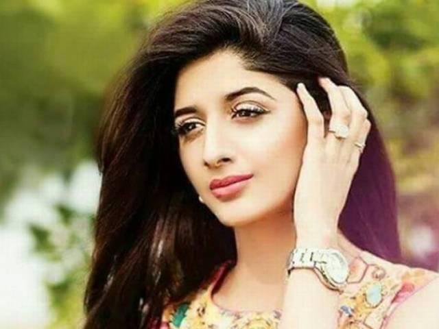‘फैंटम’ के बैन पर बोलीं पाकिस्तानी अभिनेत्री, सोशल मीडिया पर मचा बवाल Pakistani actress Mawra Hocane’s Phantom tweets kick up a storm
