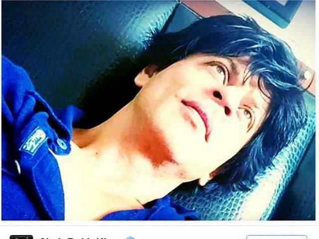 पीएम मोदी से आगे निकले शाहरुख खान, ट्विटर पर हुए 15 मिलियन फैंस Shah Rukh Khan beats Salman & Aamir Khan with 15 MILLION followers on Twitter