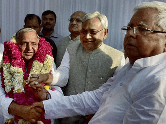 बिहार: जनता परिवार फिर टूटा, लालू-नीतीश के खिलाफ मैदान में होंगे मुलायम Samajwadi Party quits Bihar Grand Alliance
