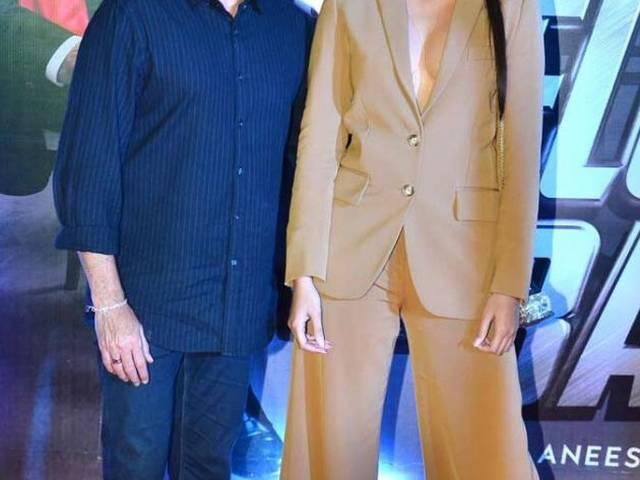 पापा के साथ बेहद बोल्ड ड्रेस में नजर आई सोनम कपूर Anil Kapoor with boldly dressed daughter Sonam Kapoor on welcome back premier