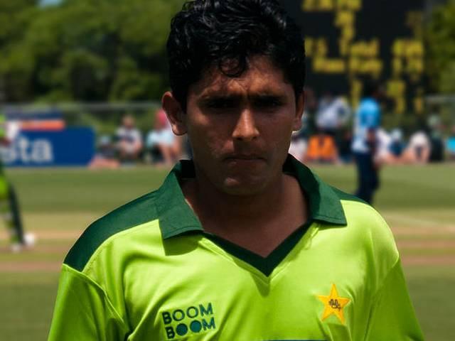 टी-20 क्रिकेट में सिर्फ छठी बार ऐसे आउट होने वाले बल्लेबाज़ बने अकमल Pakistan’s Adnan Akmal falls to rare form of dismissal – ‘obstructing the field’