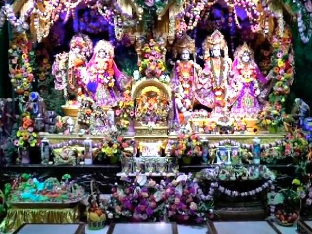 लंदन में 1 लाख लोगों ने मिलकर मनाई कृष्ण जन्माष्टमी Europe’s biggest Janmashtami celebration took place at the Bakhtivedanta Manor in Hertfordshire
