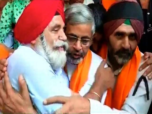 OROP: पूर्व सैनिकों ने सरकार के फैसले का स्वागत किया, अनशन खत्म OROP: Veterans welcome govt decision, withdraw hunger strike call off