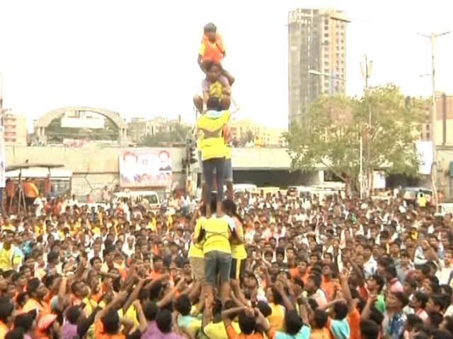 मुंबई में दही हांडी उत्सव की धूम, सितारों ने की शिरकत mumbai dahi handi