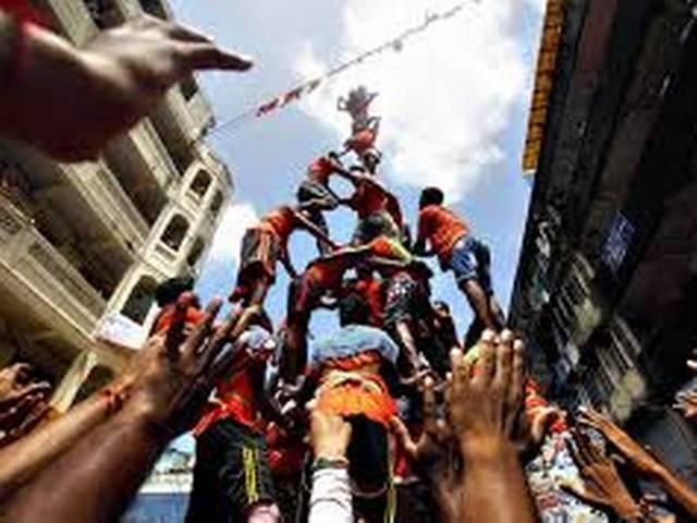 ठाणें में फीका पड़ा दही हांडी उत्सव, एक गोविंदा की मौत Mumbai sees subdued Dahi Handi celebration; 1 killed